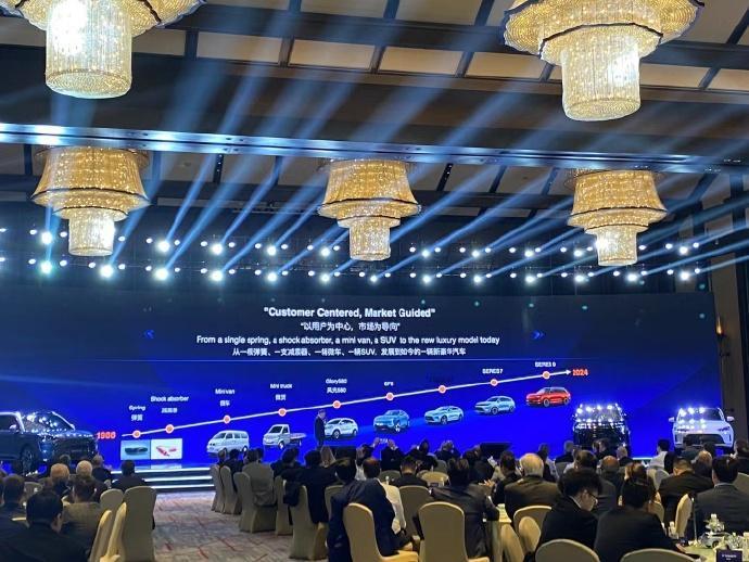 赛力斯海外商务大会开幕 全球超300余家经销商参会！
赛力斯的海外经销商来到鸿蒙