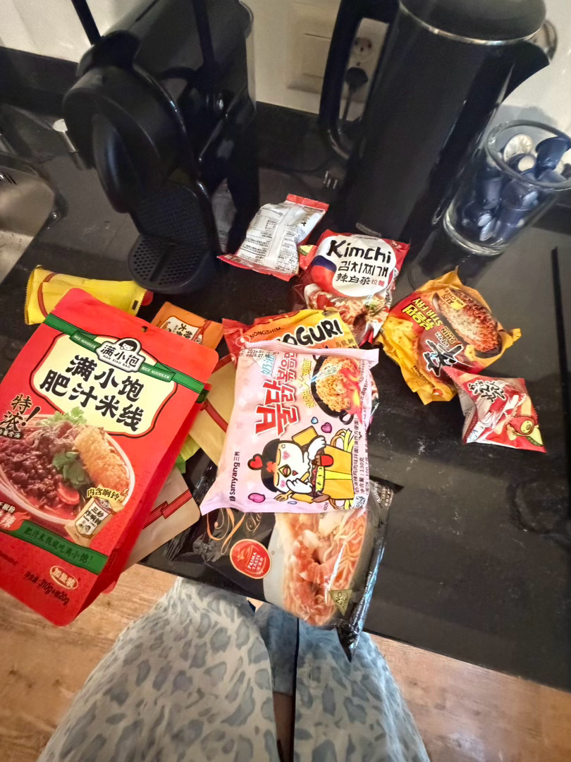 朋友从国内来找我玩瑞士这一程带了一堆我爱吃的泡面好想跪下…… 