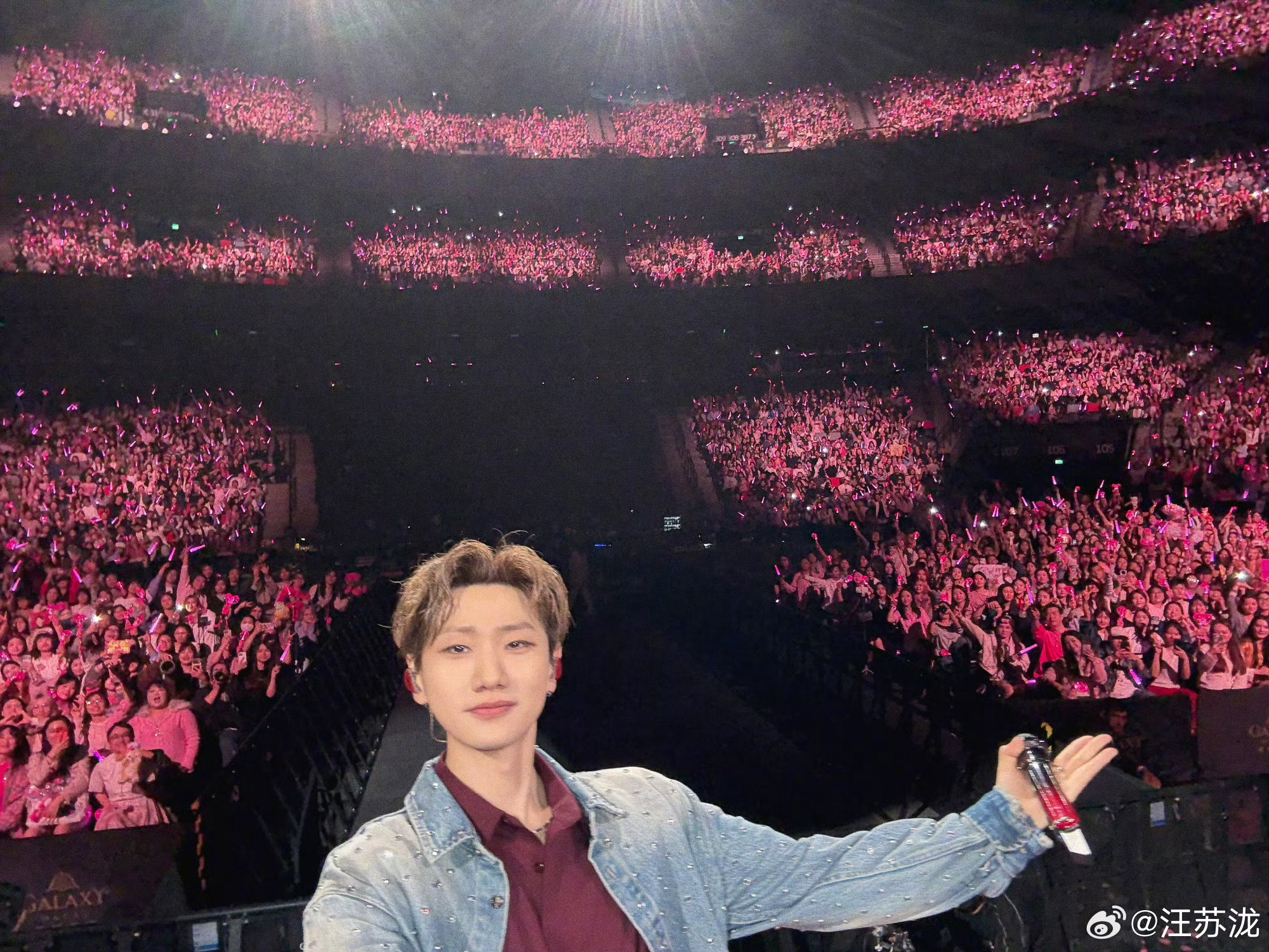 汪苏泷演唱会的彩带是钥匙谁被戳中！汪苏泷演唱会彩带竟是钥匙，开启罗曼宇宙，接住它