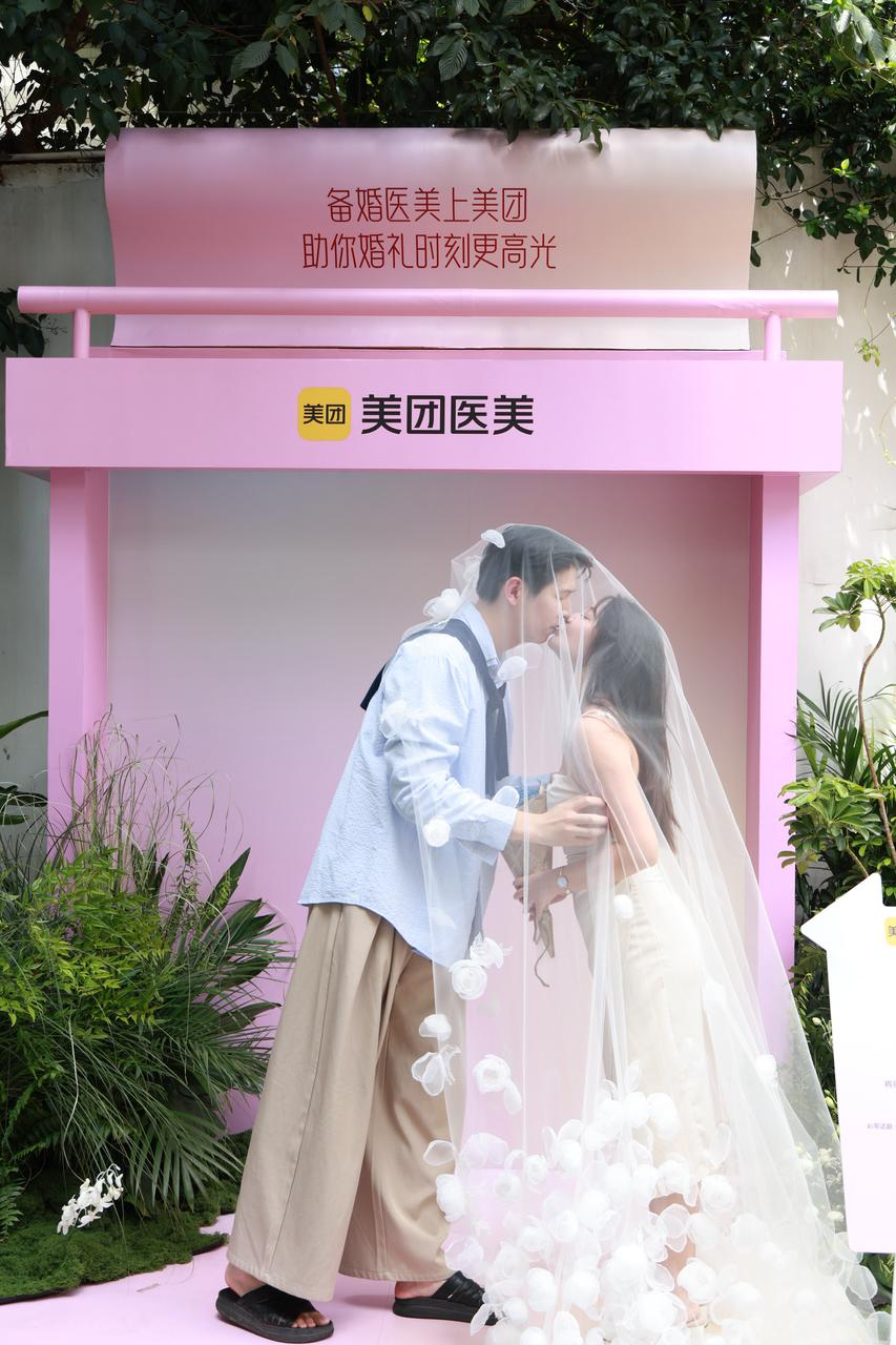 在上海领证一站式搞定备婚烦恼告别异地返乡跑腿，上海实现领证自由！随申办预约，周六