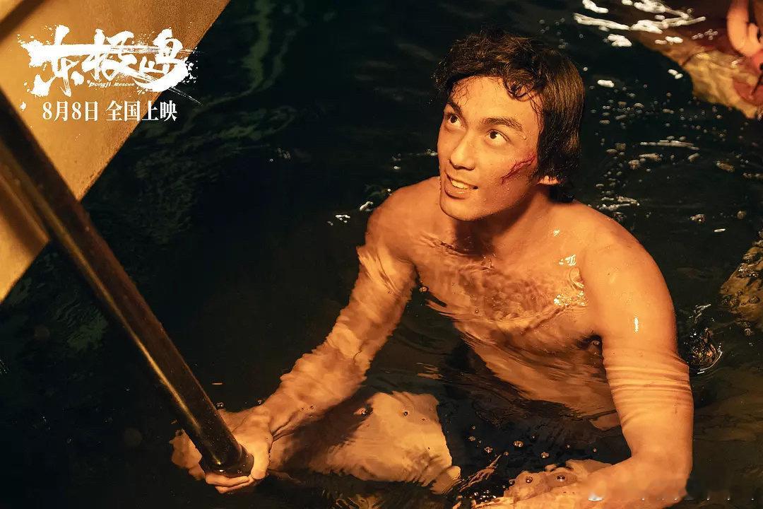 关注我，转发送电影🎫由吴磊领衔主演的电影《东极岛》将于8月8日上映，转发+关注
