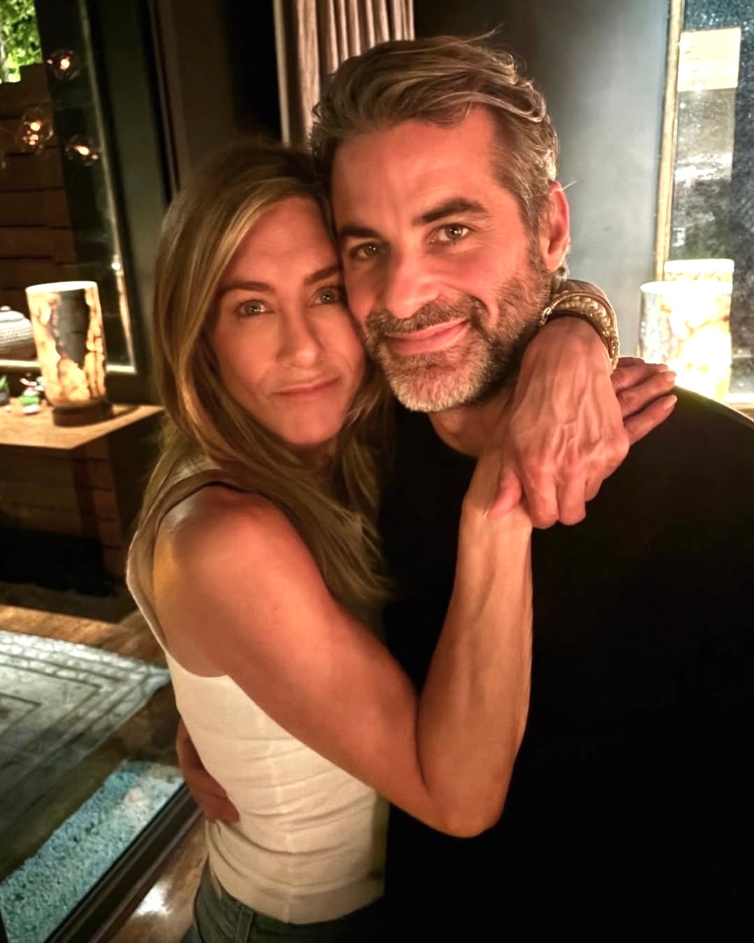 《老友记》“瑞秋”詹妮弗·安妮斯顿晒出与男友吉姆·柯蒂斯复活节甜蜜合照~ 