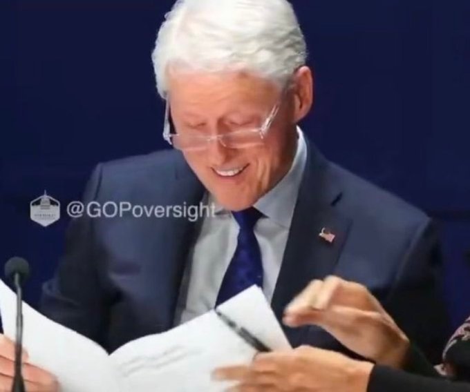 克林顿作证时一度双手颤抖¹ 每次扫黄都有他。从前SNL调侃克林顿，就把他塑造成“