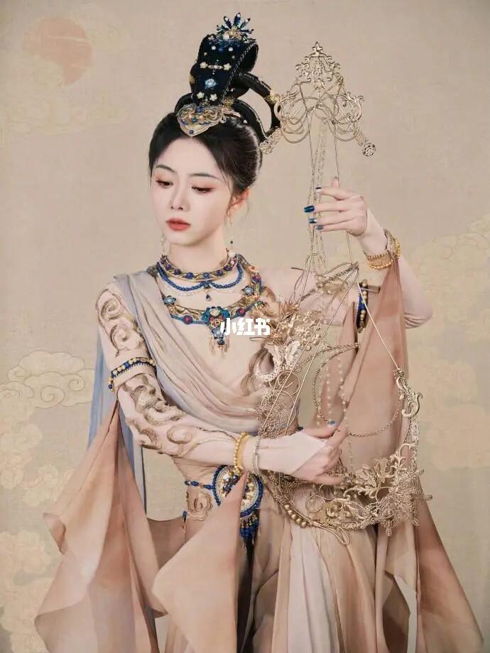 今天的天竺少女造型美丽又娇俏，也太适合谭松韵了！灵动的眼眸，甜美的笑容，欢快的舞...
