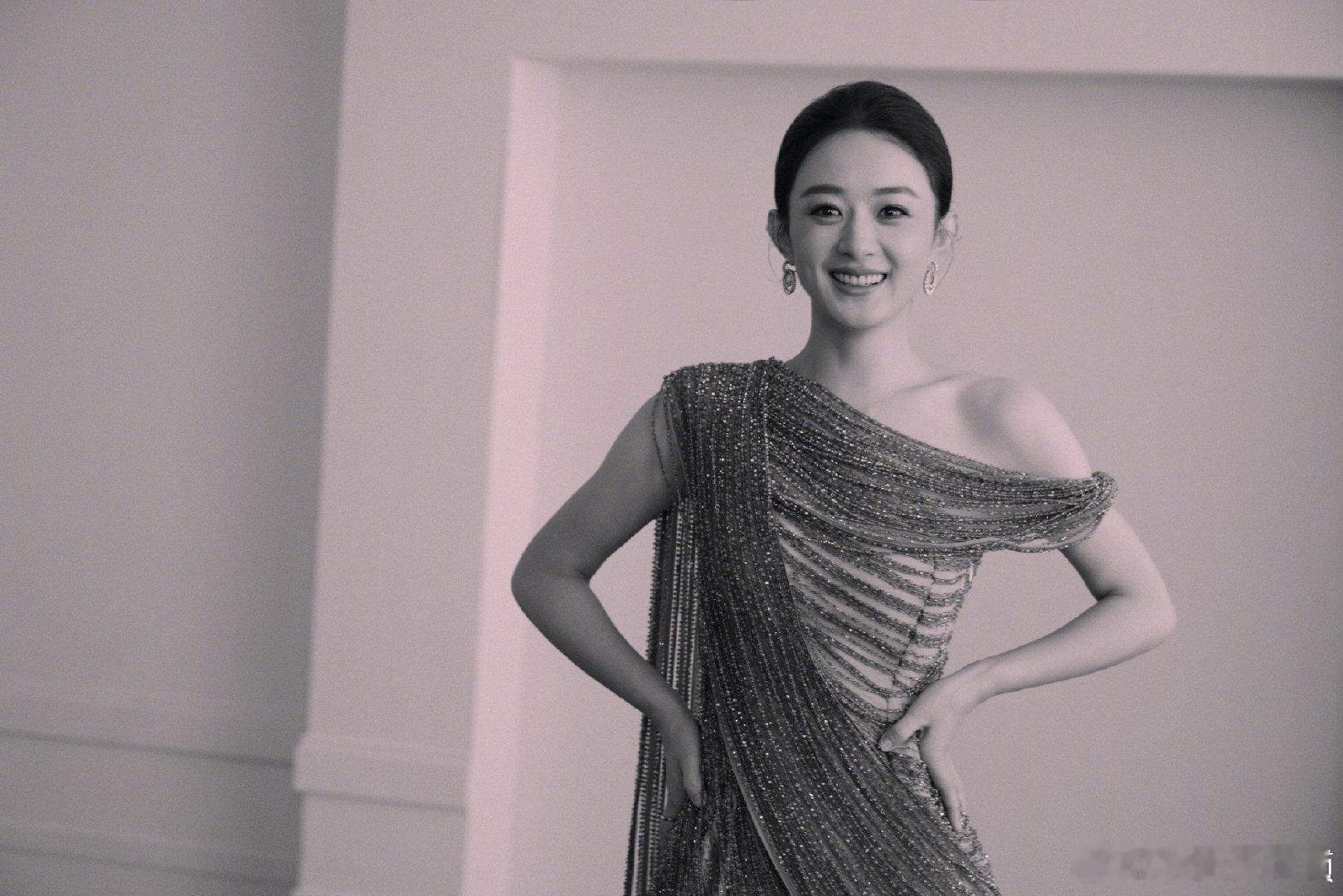 赵丽颖献唱小城大事片尾曲谁还没听赵丽颖的《让世界充满爱》？作为《小城大事》片尾曲