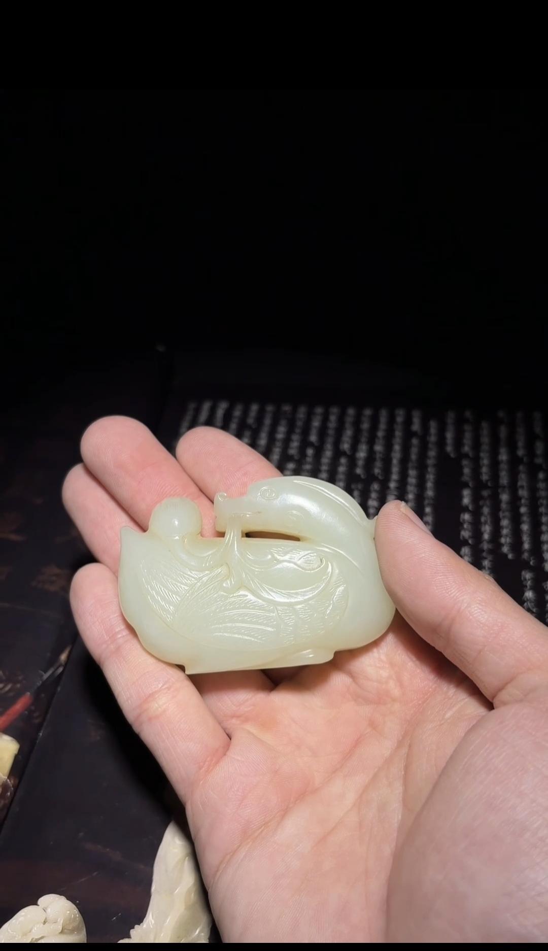 宝鸭穿莲｜老和田玉手把件
掌心握雅器，藏着古人的祈愿
和田白玉温润细腻，包浆熟旧