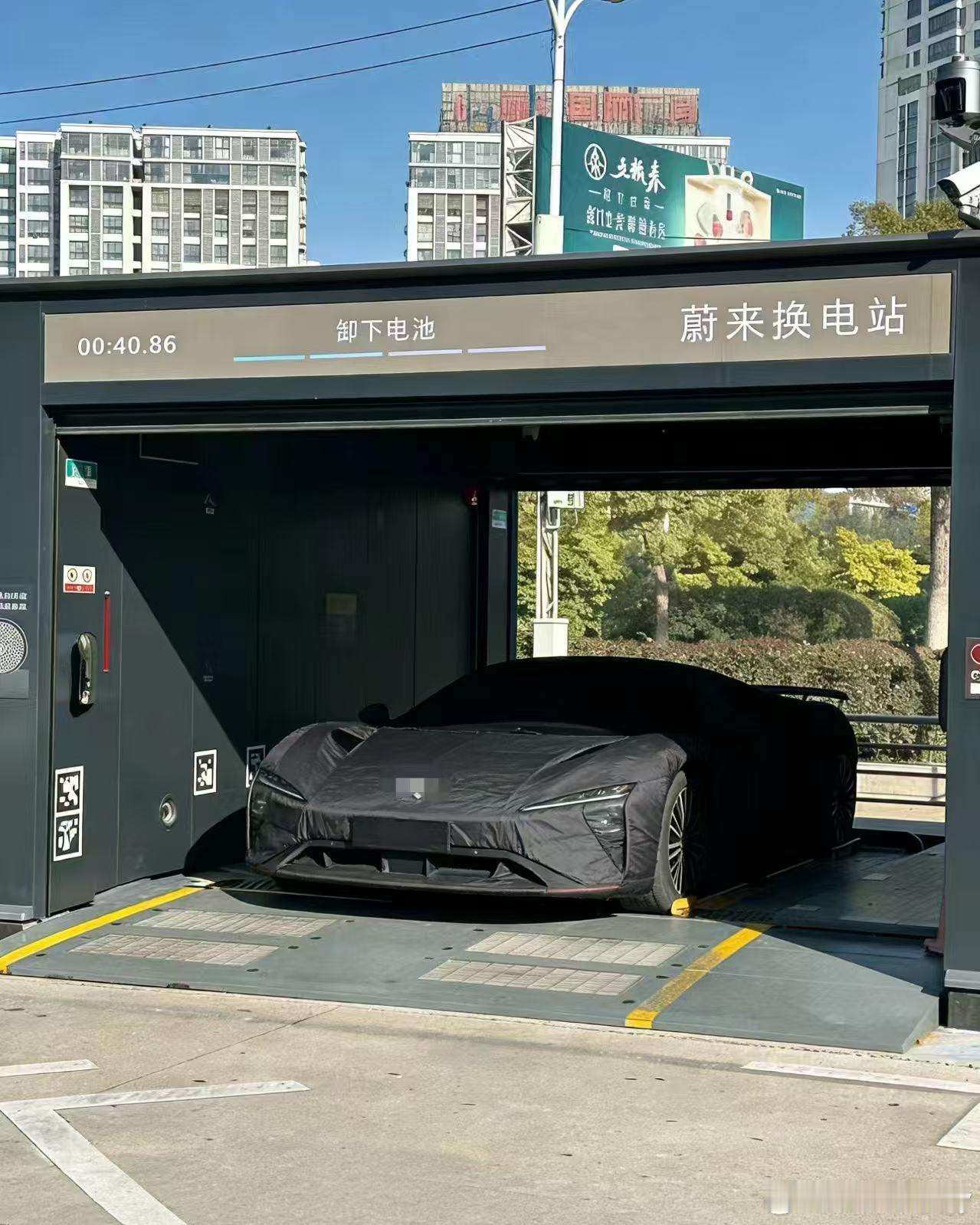 今天无数个群疯传这台车在蔚来换电站的图片看起来像EP9但肯定不是Ep9电池是在两