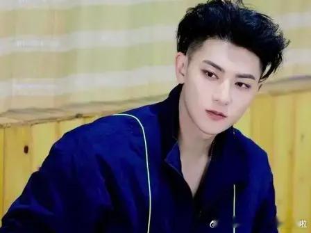黄子韬一直是一个很清醒的人，当年和他同期的那么多流量，就他“存活”的时间足够长，