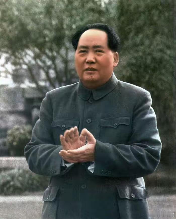 看到教员鼓掌的瞬间，无数中国人破防了
 
一张教员鼓掌的老照片，没有华丽滤镜，却