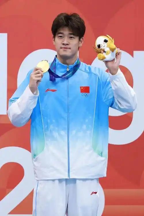 落后3秒47，潘展乐下水前全队脸都是黑的，隔壁日本队已经开始准备庆祝了，结果第三