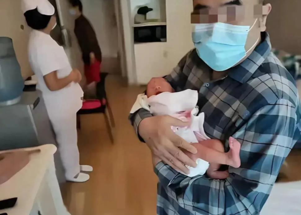 2023年，江苏昆山的谢女士怀孕两个月时，丈夫不幸因车祸离世。为了让谢女士安心养