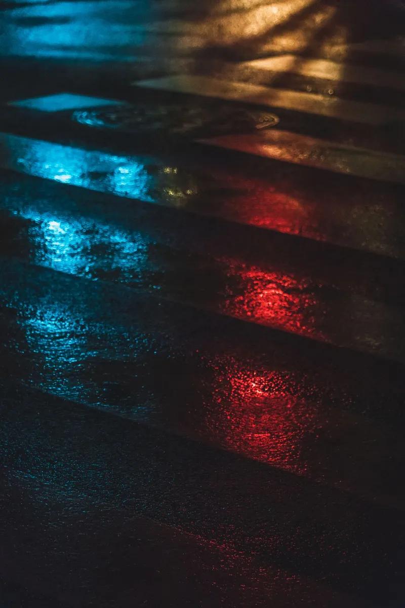 暮春雨夜
霓虹灯闪红绿橙，时有行人赶路程。
三醒吾身不眠夜，一窗烟雨听蛙声。