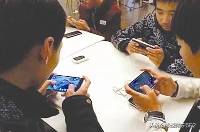 昨天我偶遇一位老同学，他是游戏公司的设计师。我问他：“你玩游戏吗？”他微微一笑，