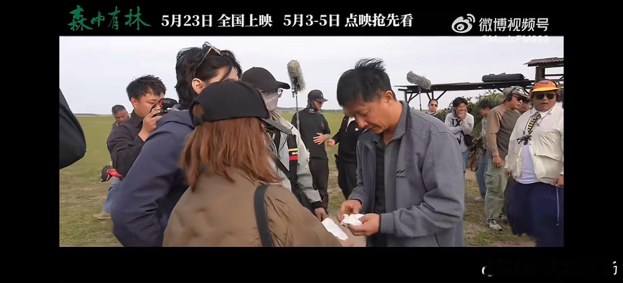 韩庚老年妆参考长辈细节抓得太准了，那一颦一笑根本不是演的，就像你我家楼下晒暖的老