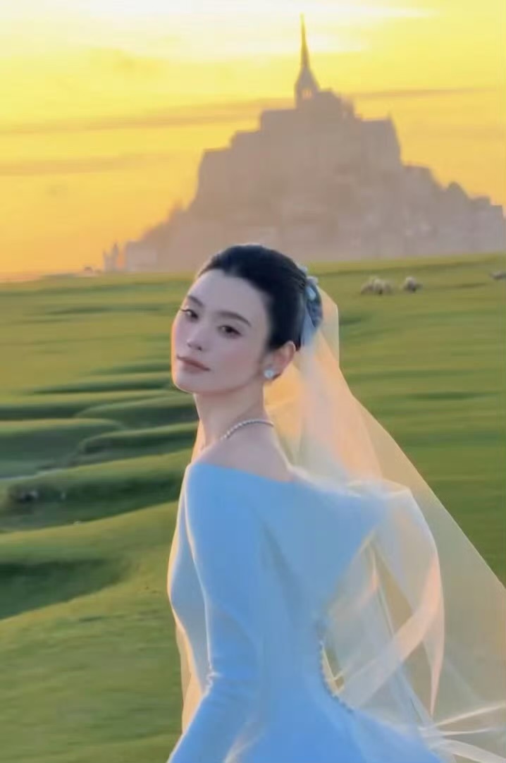 奚梦瑶坐货车去拍婚纱照这么漂亮这么大的裙子 坐货车也很正常吧 好幸福呀 祝福