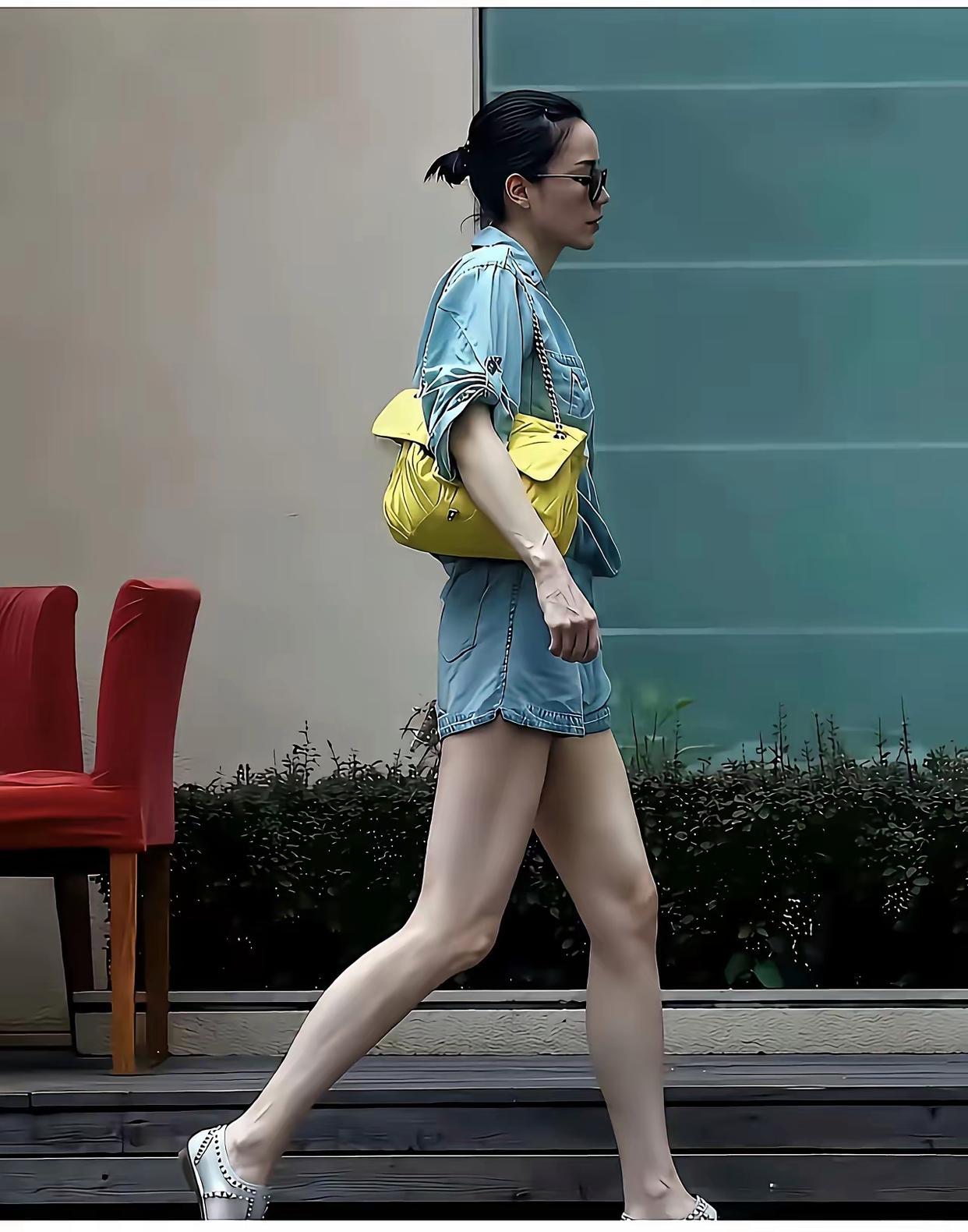 王菲身材维持得一如既往出色，纤细修长的大长腿格外吸睛。 