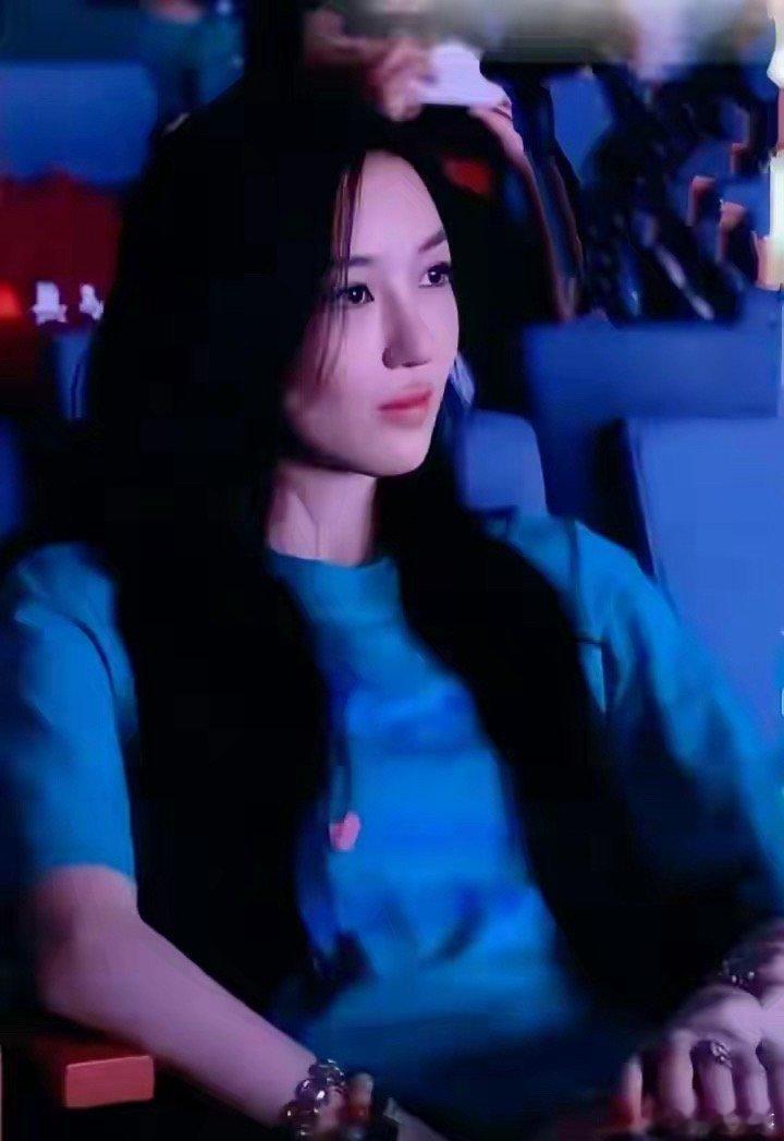王菲19岁女儿李嫣出席活动，明媚皓齿，唇腭裂全然不见。 ​​​