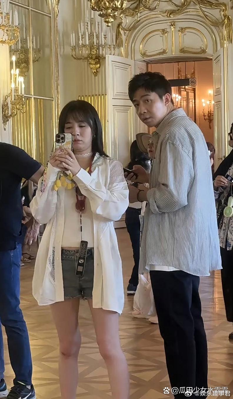 俞灏明王晓晨旅行被偶遇，男方还被拍到帮女方拍美照。 ​​​