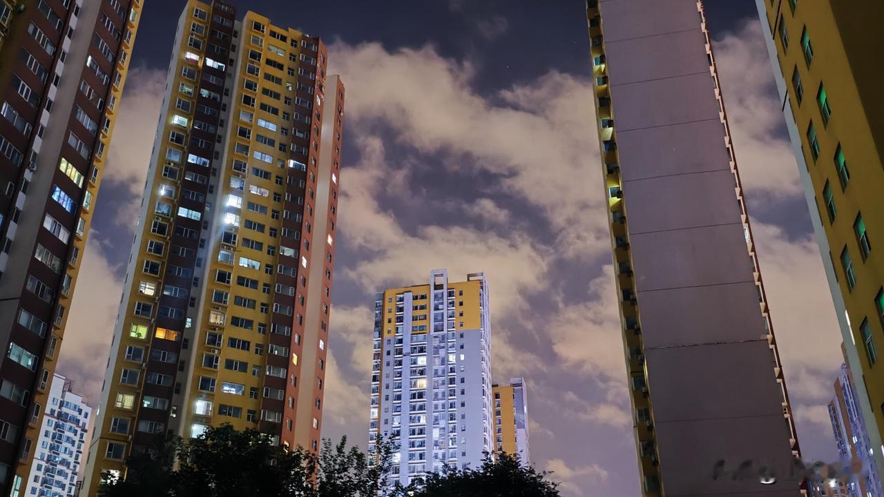 龙城太原，今夜的天空，白云渺渺，缠绕在楼宇之仙，仿佛仙境般美观丽壮观。