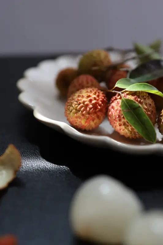 首批荔枝上市啦！今年荔枝什么价？批发商户：今年小众品种产量降低。空运“桂花香”刚