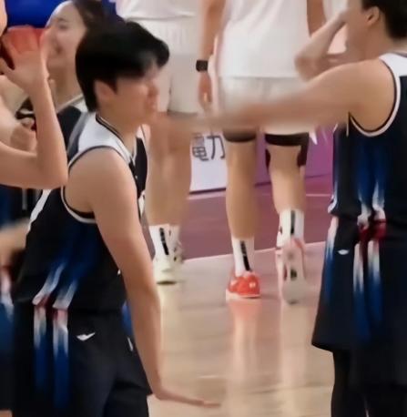 惊天大辱！9月25日，亚运会女篮半决赛上，韩国女篮击败中国女篮后，竟然还不知足，