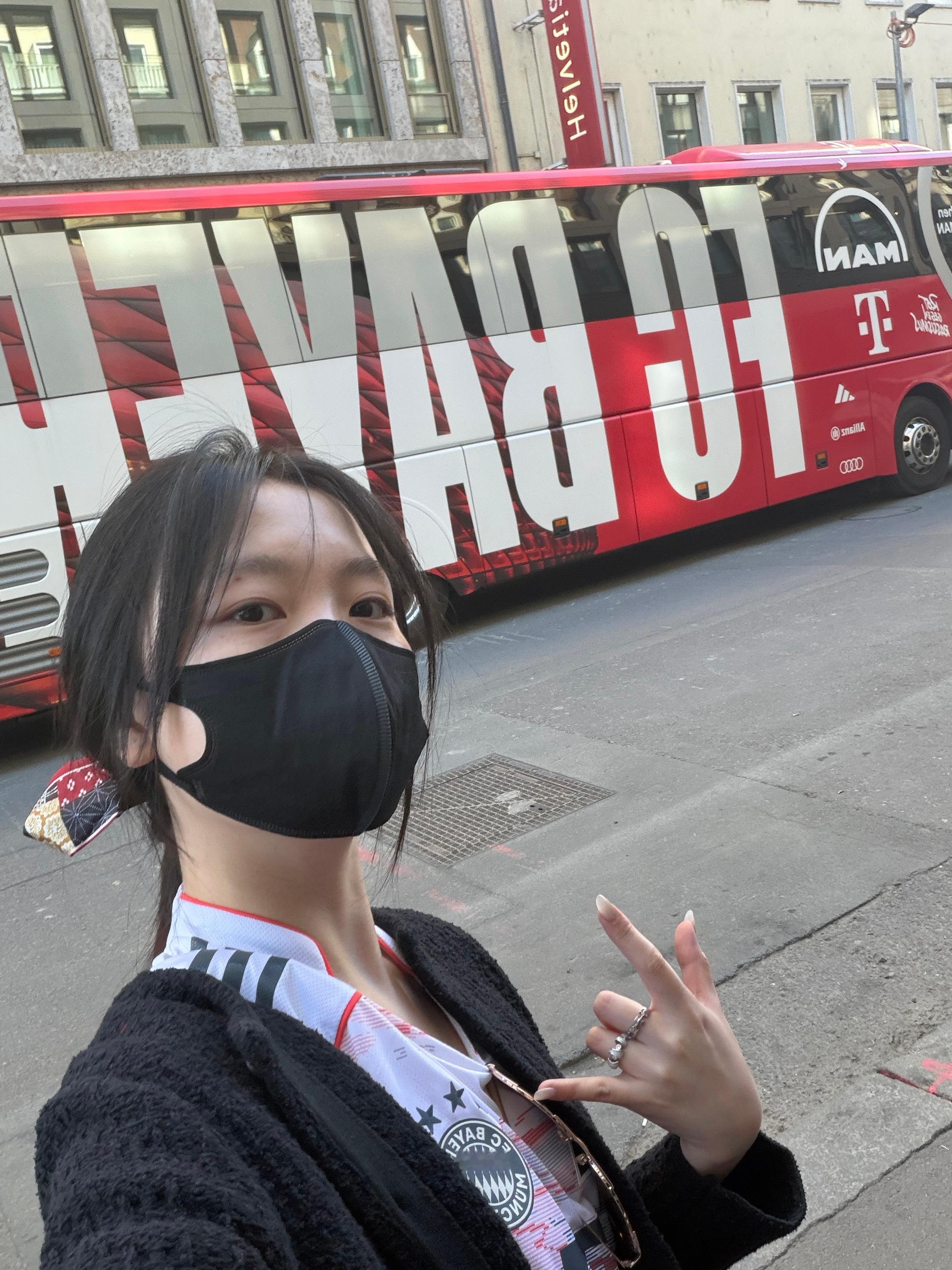 嗯？一觉醒来拜仁大巴来酒店门口接我们去安联我还以为我没睡醒拜仁慕尼黑
