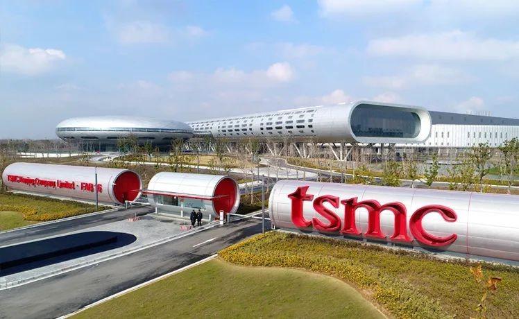 最近网友被同一个问题刷屏了：台积电天天拿着芯片卡大陆脖子，先进制程一颗都不卖，还