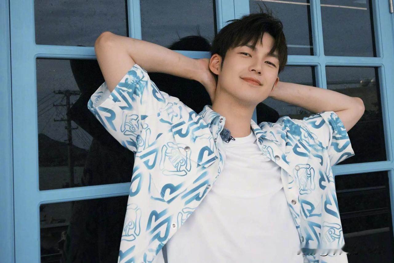 8月23日，董力过生日，还开了一场生日直播。

他参与的综艺《岛屿少年》刚刚杀青