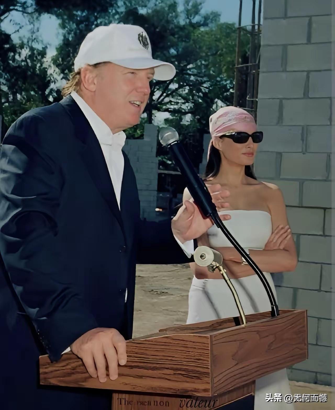 这张特朗普“工地演讲照”纯纯是造假。网上疯传的这张特朗普戴白帽演讲、梅拉尼娅陪在