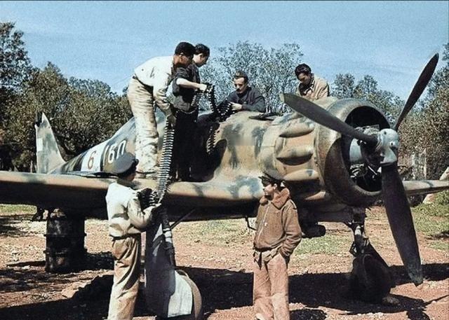 二战中很多飞行员为了忽略瞄准提前量这个问题，就直接缩短了攻击距离，要让目标战机填