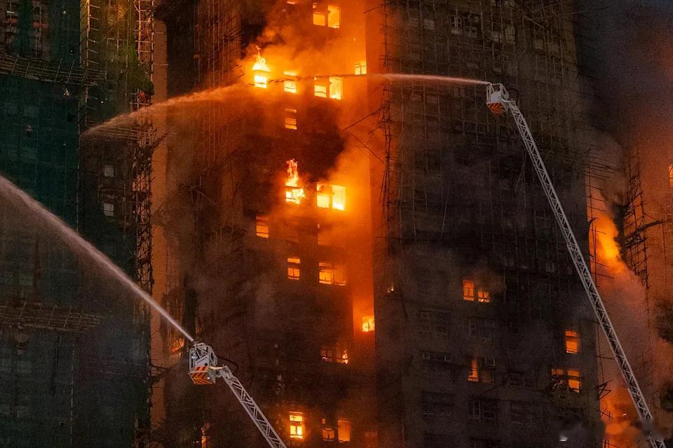 香港大埔发生火灾心痛！愿平安。（美联社）——香港消防部门周三表示，一场大火蔓延至