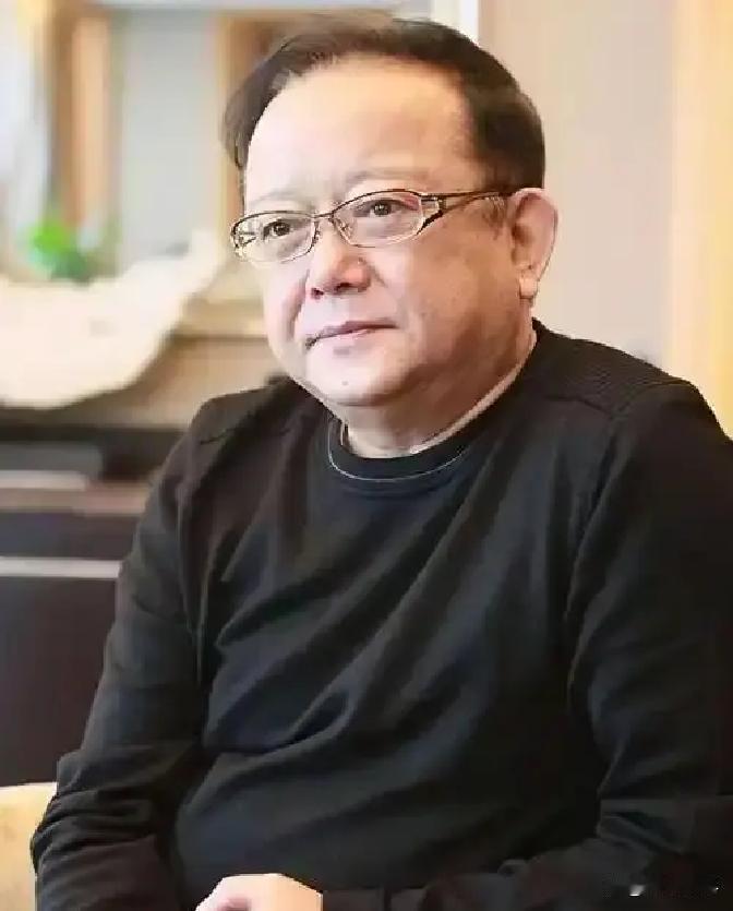 60岁老来得子，17岁儿子还在国际学校，王刚78岁拎行李跑《断金》巡演

 
 