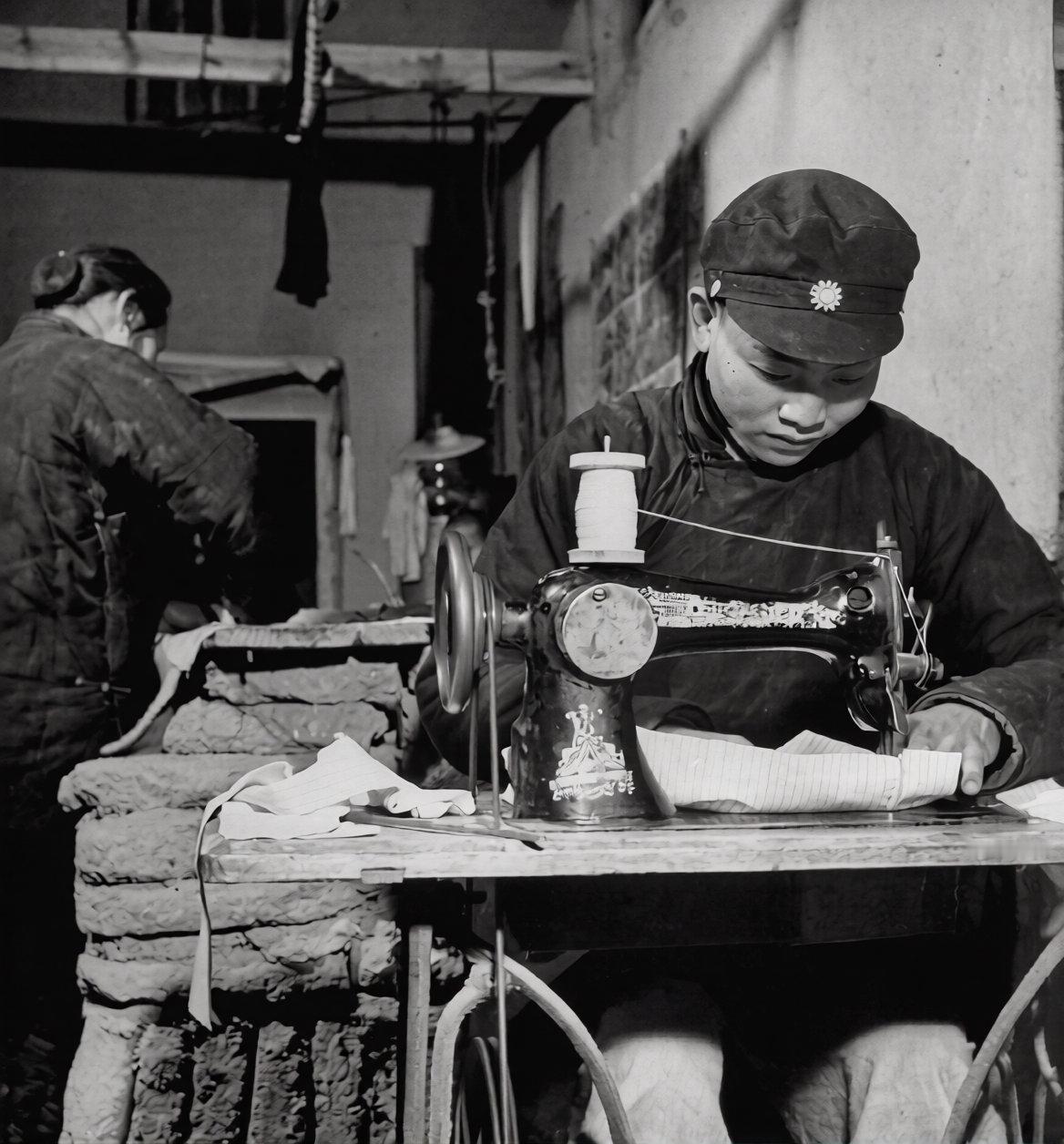 【西安老照片】1947年的临潼裁缝：缝补岁月的“哒哒”声。一家简陋的缝纫铺里，年