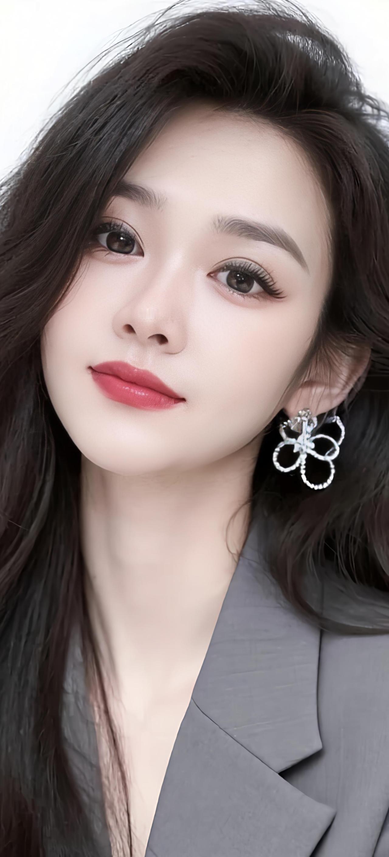 眸似秋波剪水清，盈盈一顾最关情。
含羞带笑藏星斗，转盼流光动玉京。
雾隐深林藏虎