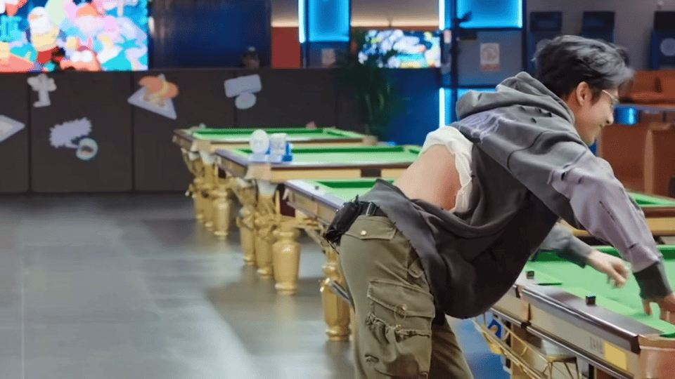 王鹤棣这是正当职业吗 露背装一亮相，王鹤棣直接把台球局玩出了新高度！节目组这次套