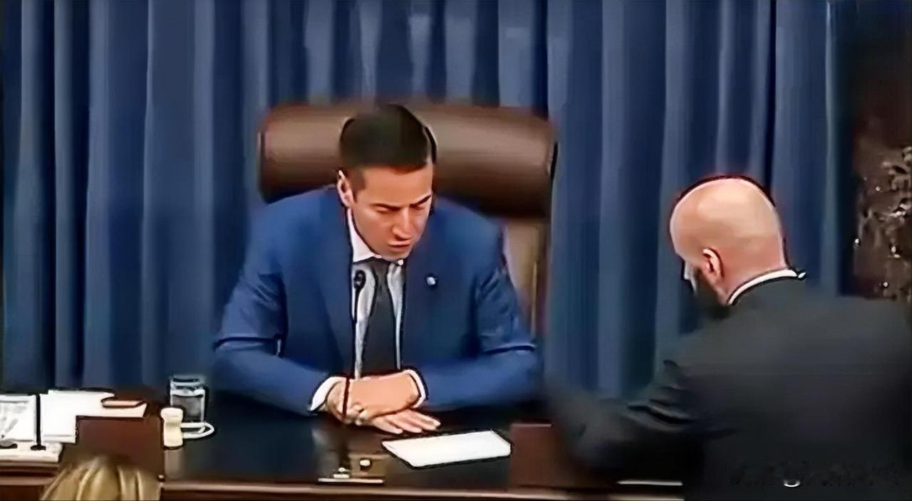 美国参议院以52票对47票否决了一项为国土安全部提供资金的法案，这意味着除非达成