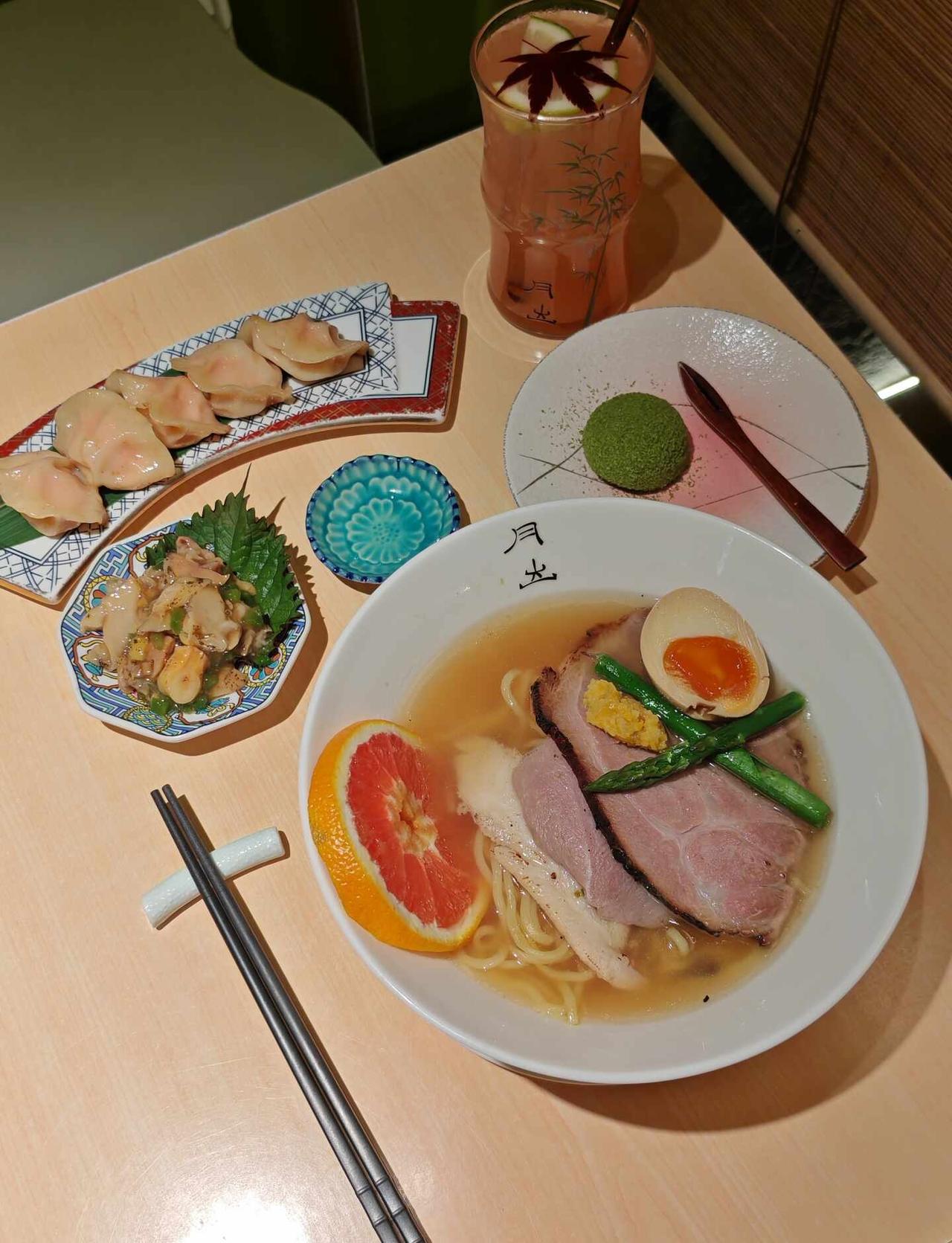足以载入广州拉面史史册的柚子拉面🍜！
夏天吃很清爽的一碗，柚子清鸡汤拉面
柚子
