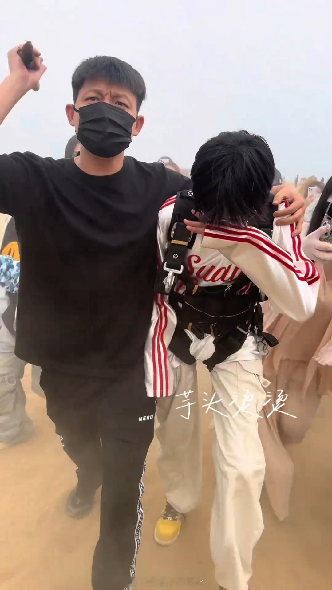 陈思罕一手捂嘴一手护裆 十四岁的陈思罕：只要我捂得快，你们就认不出我！网友：你衣