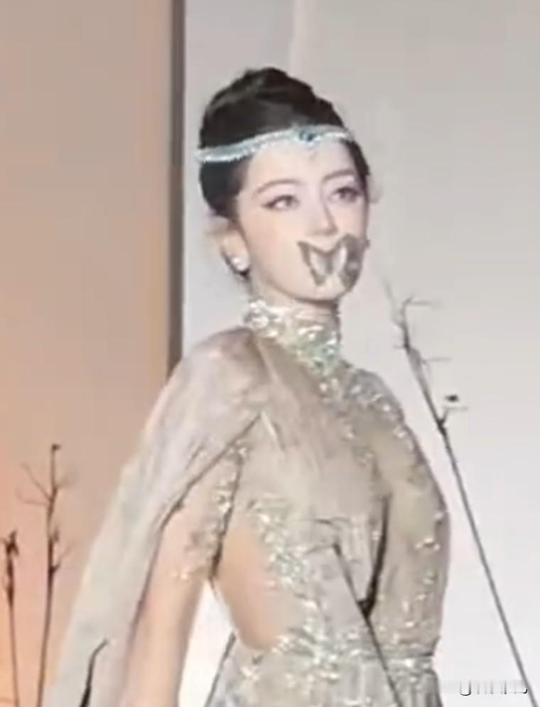 迪丽热巴嘴刁蝴蝶


迪丽热巴VOGUE红毯！身穿Zuhair Murad满钻高