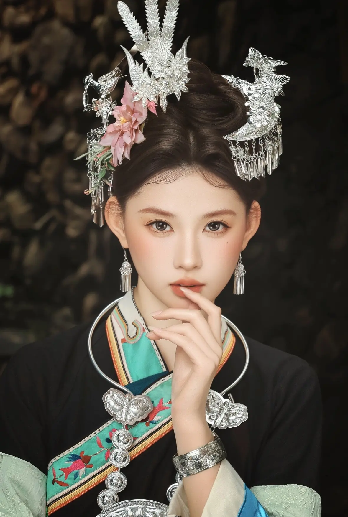 石墙下的小阿妹。