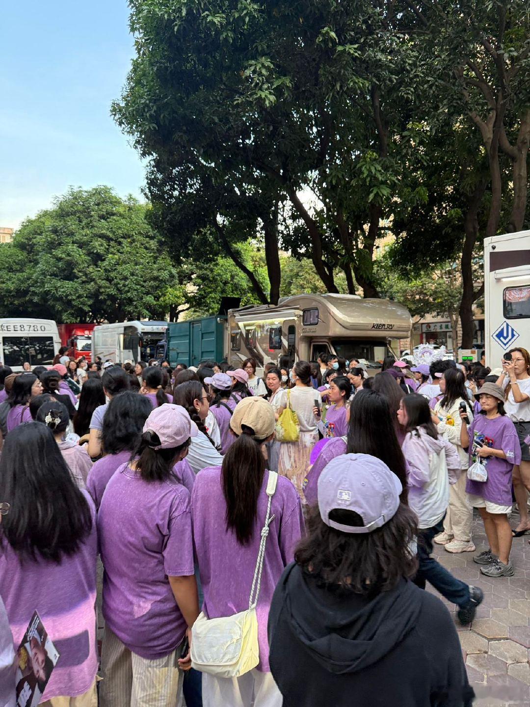 张晚意杀青现场人山人海 张晚意有好多紫色妹妹新剧圆满收官，杀青现场人头攒动。一众