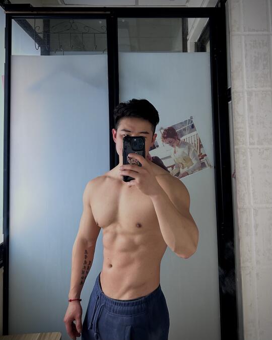 终于瘦成了薄肌