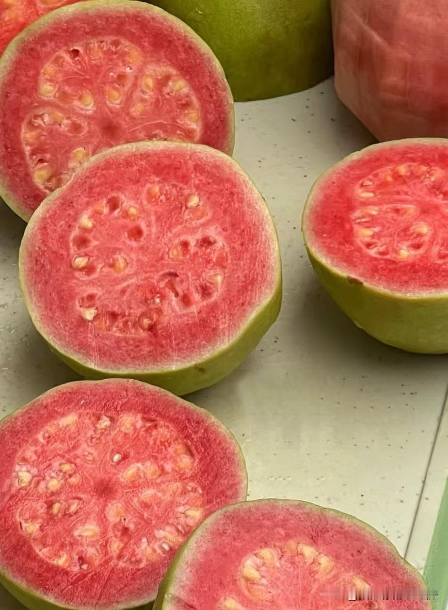 刚切开的红心芭乐直接把春天的甜嫩锁在嘴里！粉嫩嫩的果肉红得透亮，籽少肉厚，满满的