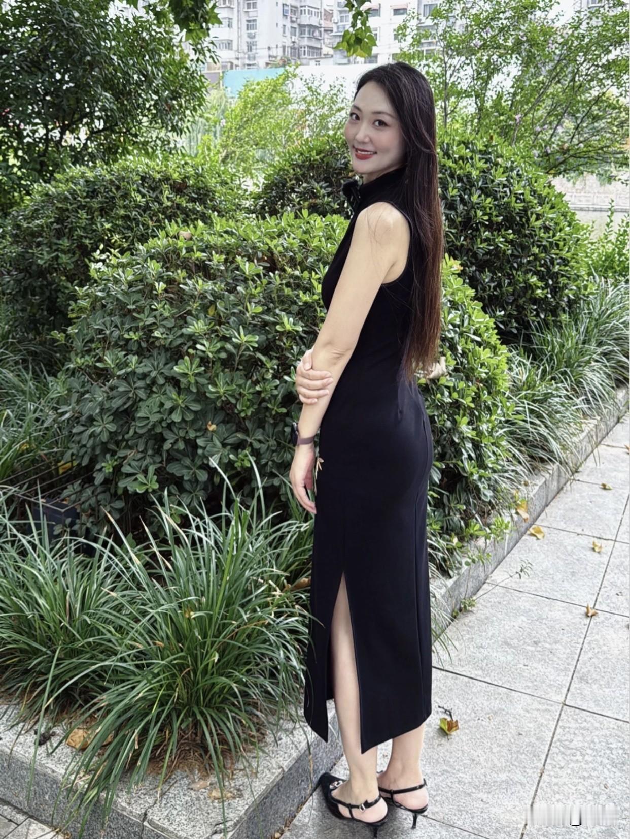 她们工作稳重从容，让领导放心、下属尊敬；与人相处亲切随和又保持距离，生活中宽容待