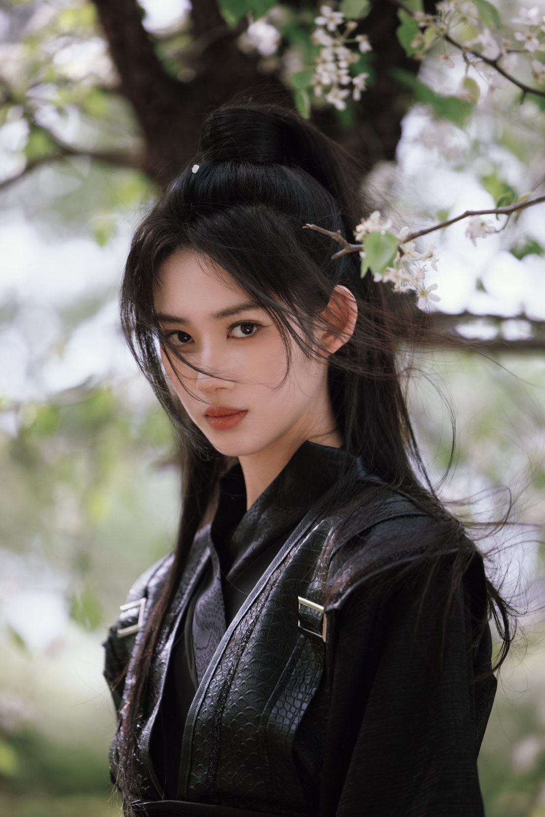 鹤秋甜妹变侠女反差感 救命！谁说甜妹不能当江湖扛把子？黑衣战损造型好酷——甜是天