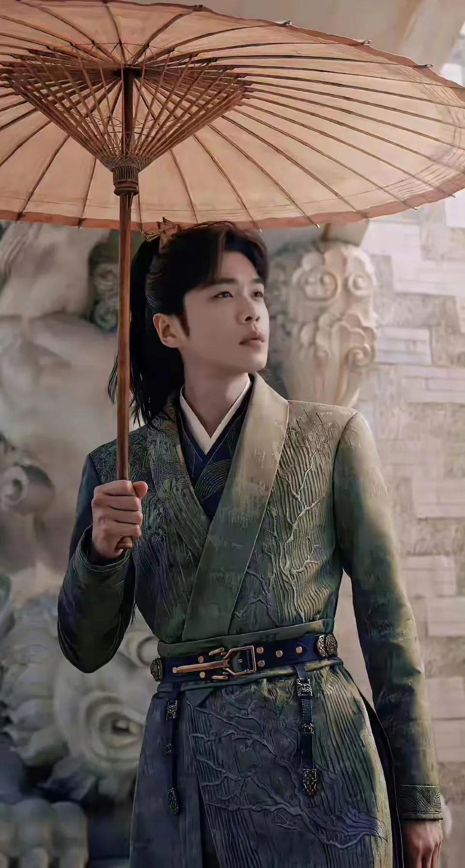 庆余年里范闲的这身衣服居然拍卖到3万6，说实话普通人真的不适合穿啊，剧里他的全部