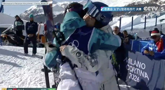 谷爱凌李方慧拥抱谷爱凌和李方慧既是对手，更是队友！继续加油！为谷爱凌加油谷爱凌第