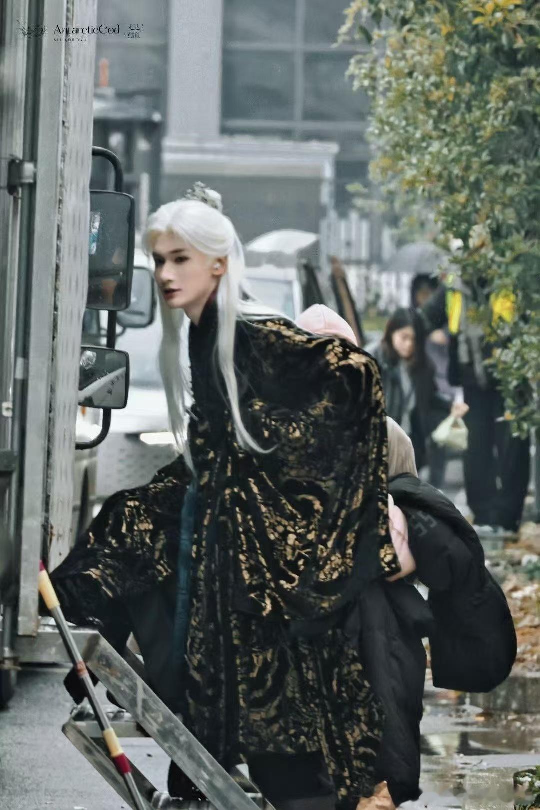 余宇涵古装白发 余宇涵古装白发路透照惊艳亮相，清冷高贵宛如古代将军，适配度满分，