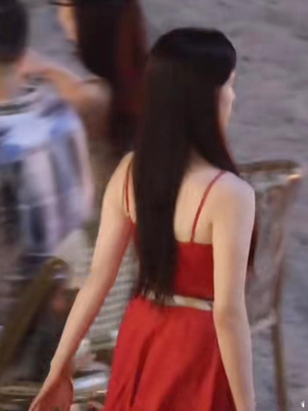 张婧仪《雾里青》陈清雾篝火红裙路透，明艳又热烈！ 