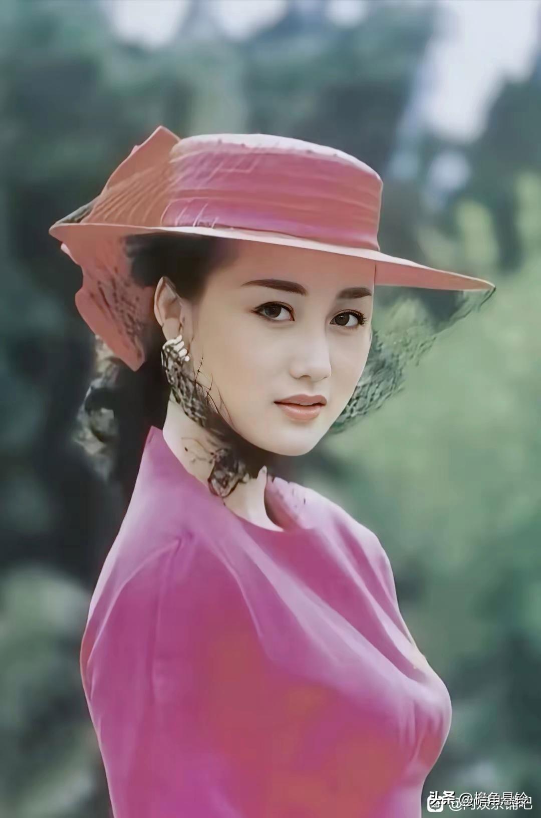 利智这身粉色连衣裙配粉色宽檐帽，优雅复古风直接拉满，女性魅力尽显，谁看了能不心动